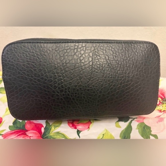 Elegant Black Pebbled Handbag with Bamboo Handles - Picture 4 of 5